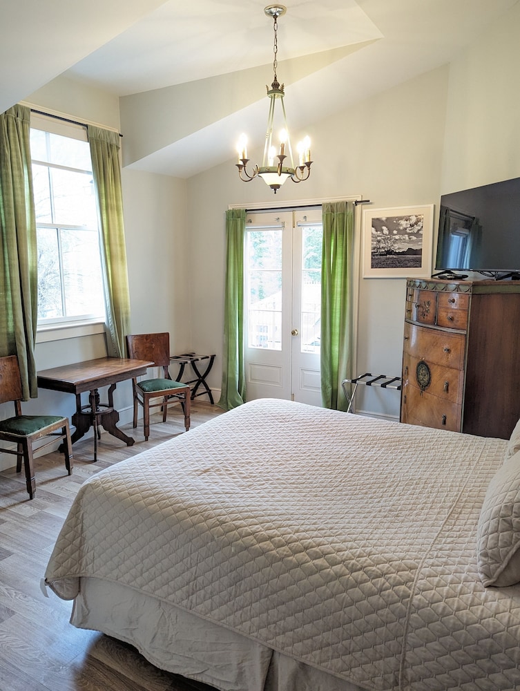 Deluxe Room, 1 Queen Bed, Terrace (Cedar Room) photo 1