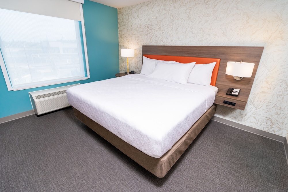 Suite, 1 King Bed, Accessible, Bathtub - Photo 2