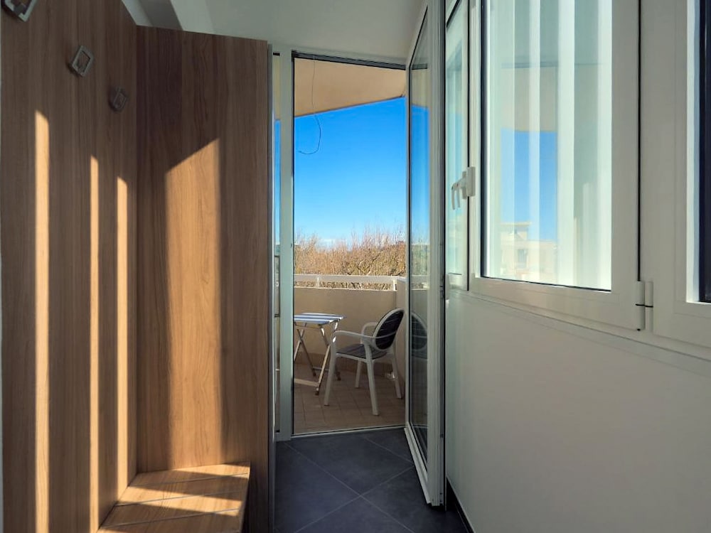Basic Single Room, 1 Twin Bed, Partial Sea View, Garden Area photo 2