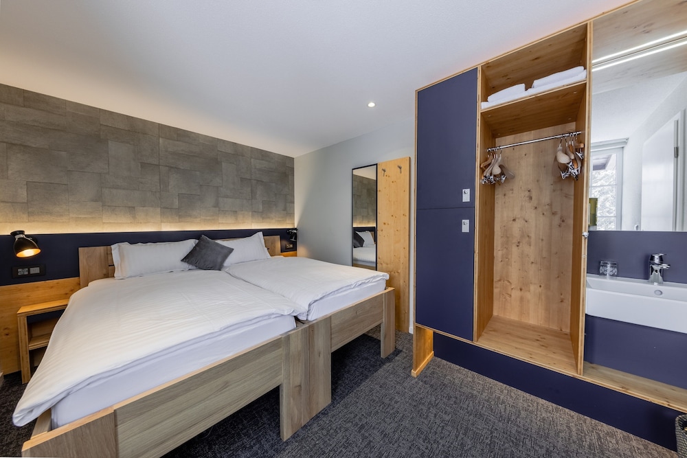 Room, Multiple Beds, Mountain View (Comfort Family Room) photo 2