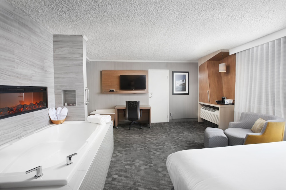 Suite, 1 King Bed (Skyline View) - Photo 2