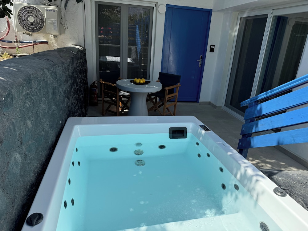 Earth Suite with Outdoor Hot Tub - Spa - Photo 11