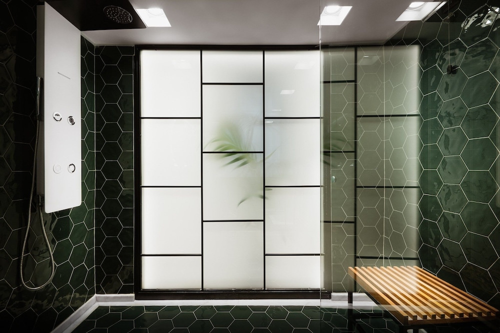 Suite - Photo 18