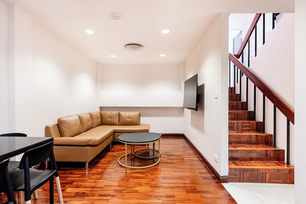 Family House, 2 Bedrooms, Poolside