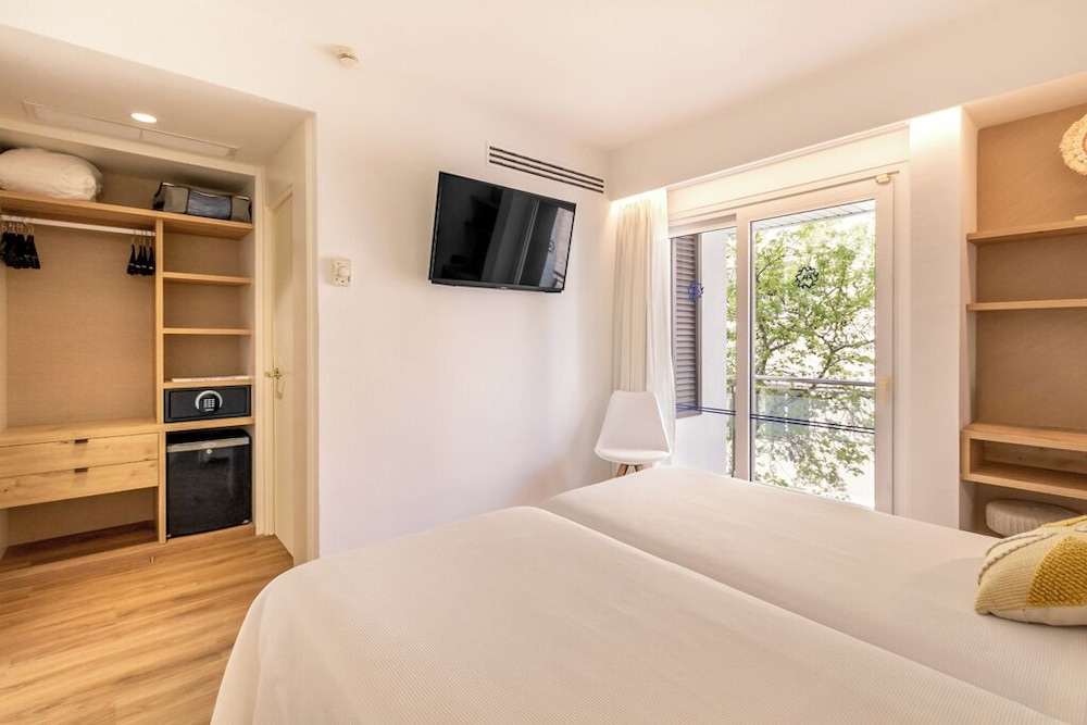 Standard Triple Room, City View - Photo 4