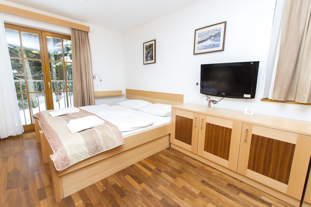 Standard Twin Room, Private Bathroom, City View photo 1