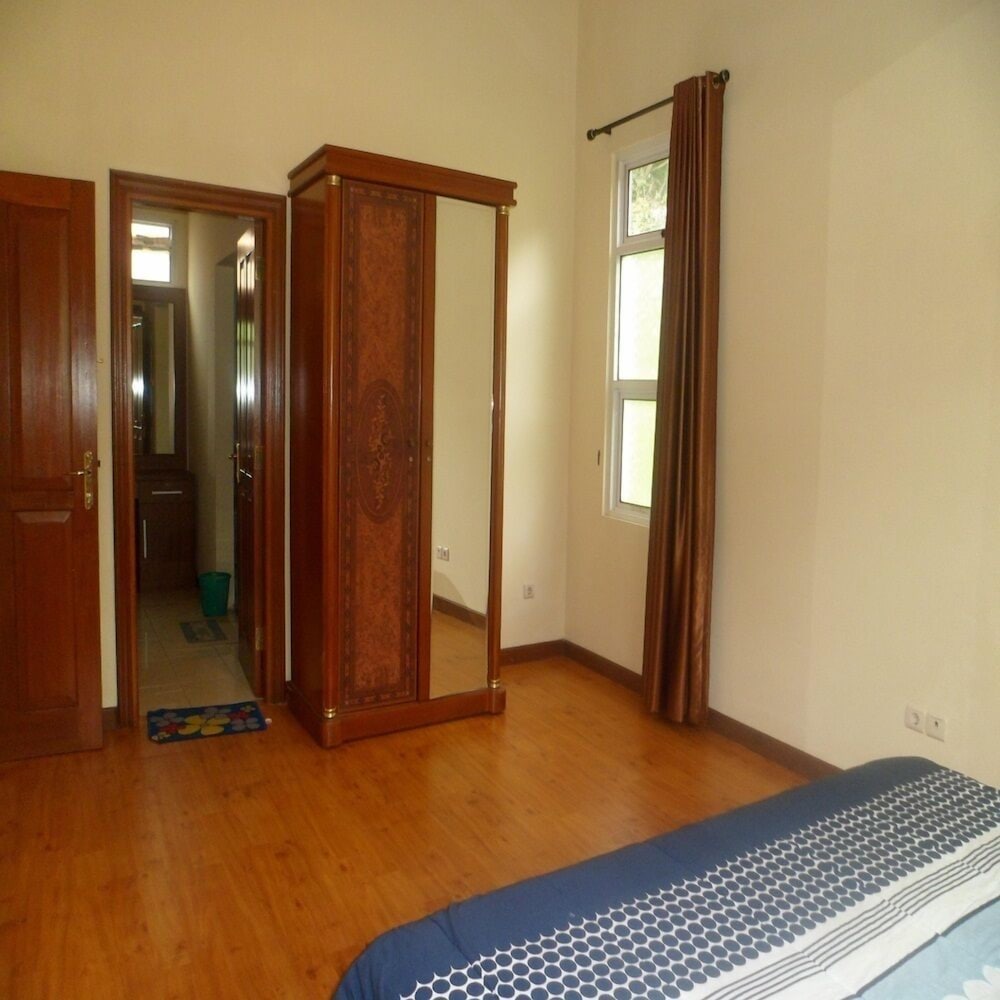 House, 5 Bedrooms photo 2