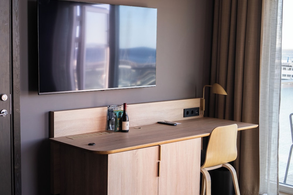 Superior Twin Room, Harbor View - Photo 3