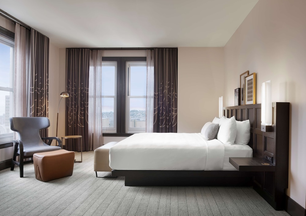 Junior Suite, 1 King Bed, Accessible (Mobility & Hearing, Roll-In Shower) - Photo 7