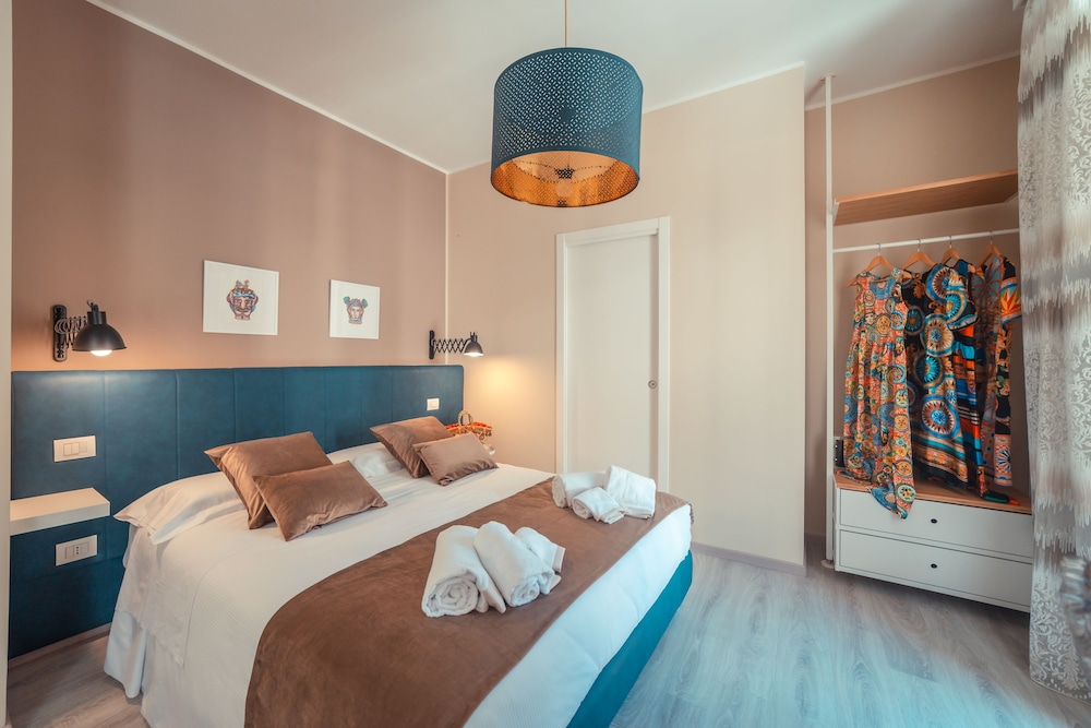 Junior Suite, 1 Queen Bed with Sofa bed, Balcony, City View photo 1
