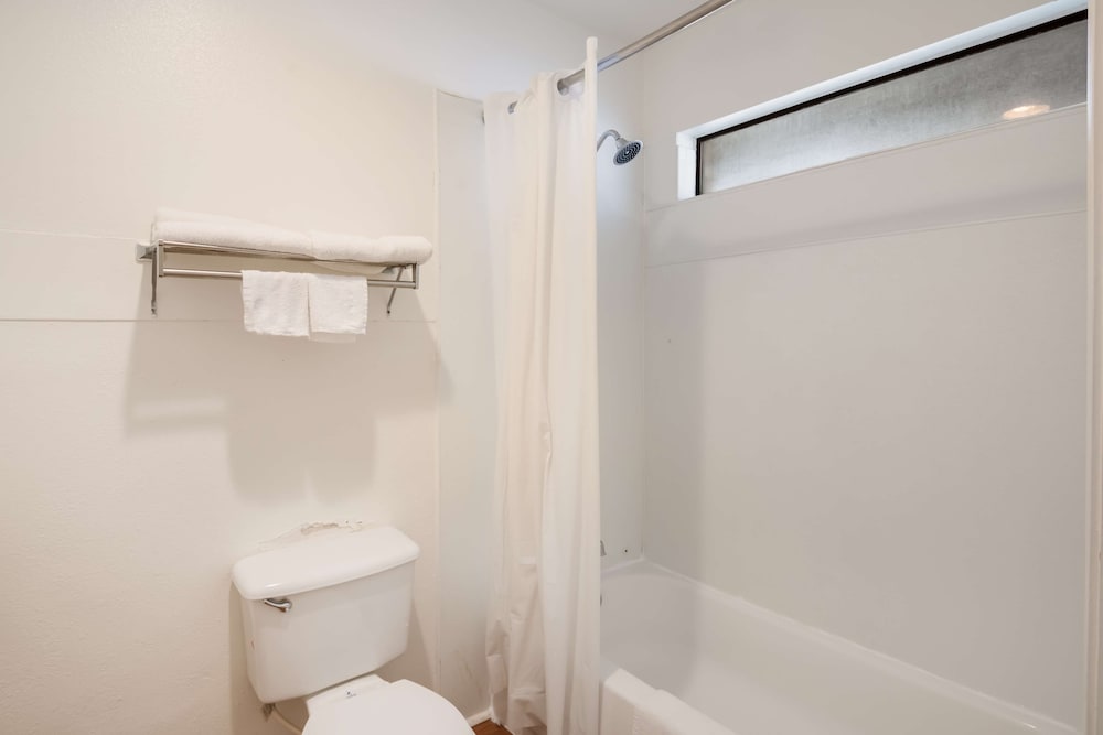 Room, 1 King Bed, Non Smoking - Photo 6