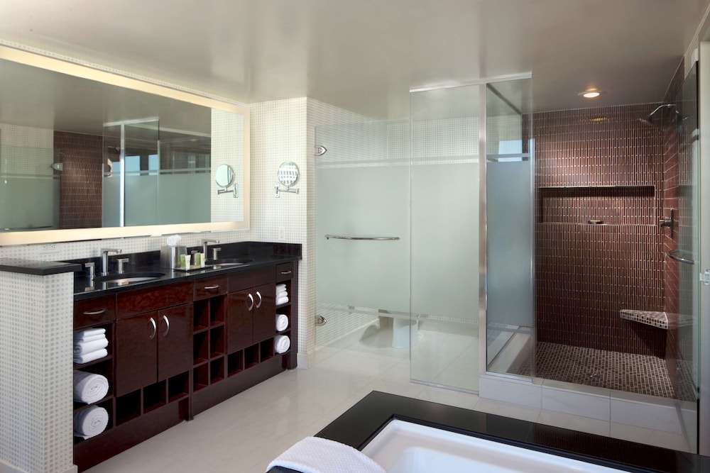 Suite, 2 Bedrooms, Kitchen (Corner Suite) - Photo 7
