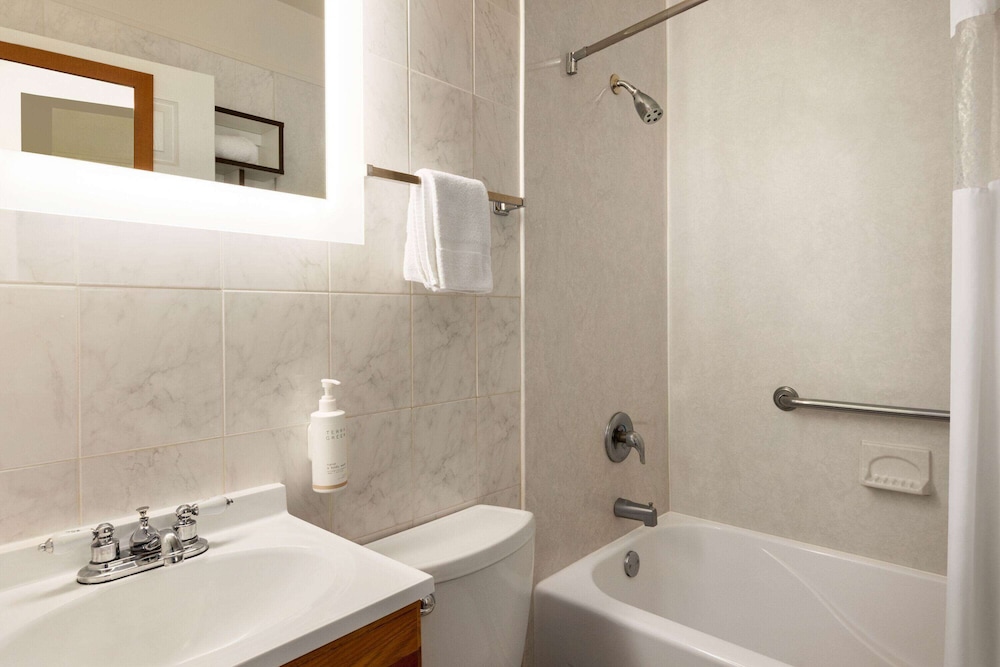 Room, 2 Double Beds, Non Smoking (Efficiency, Partial Ocean View) - Photo 3