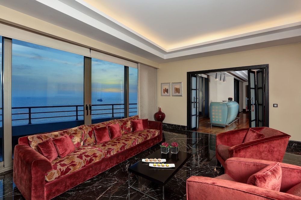 Royal Suite, 1 King Bed - Photo 14
