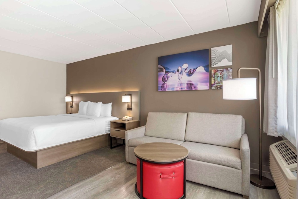 Suite, 1 King Bed with Sofa bed, Non Smoking, Balcony and River View photo 1