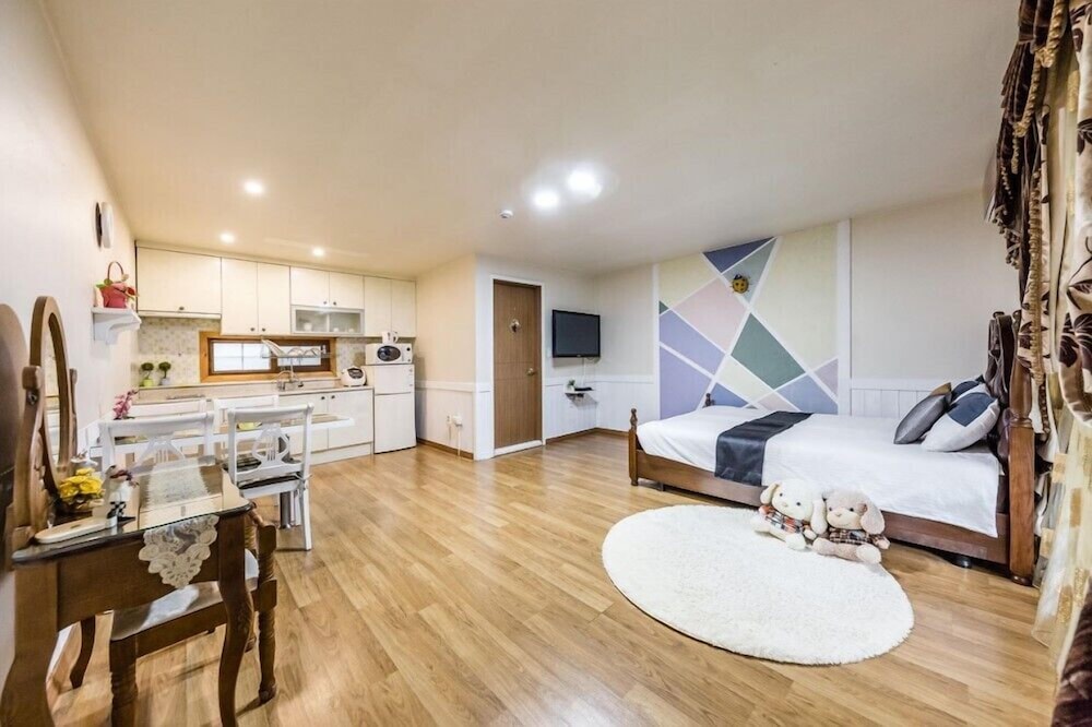 Room (Riv) - Photo 1