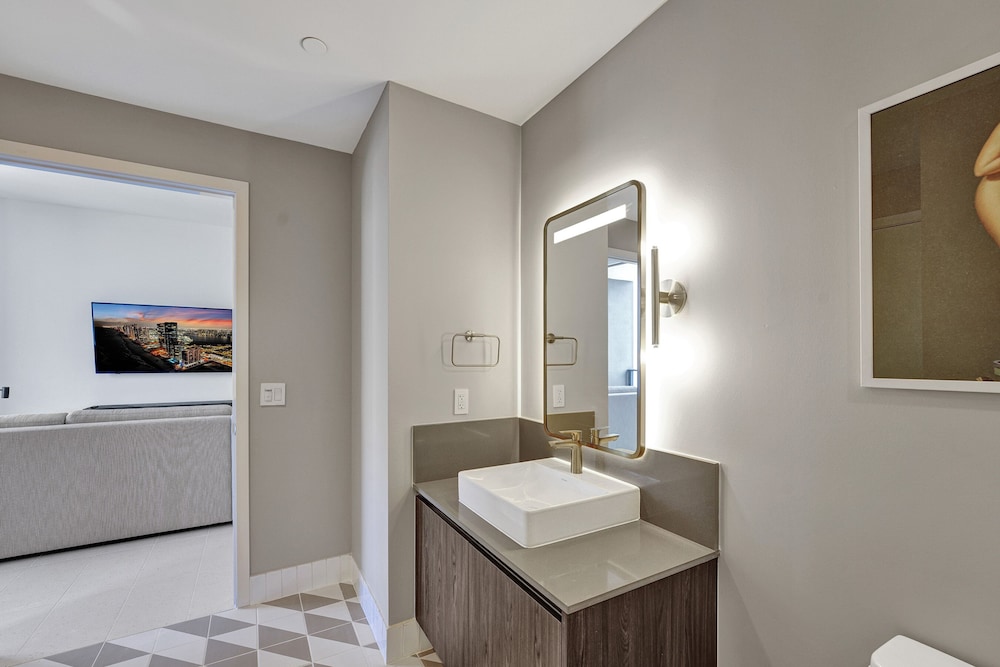 Luxury Condo, City View photo 2
