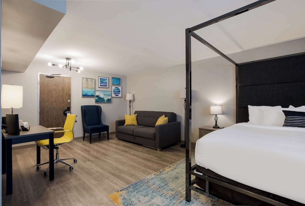 Suite, 1 King Bed, Non Smoking, Refrigerator & Microwave (Larger Room) photo 3