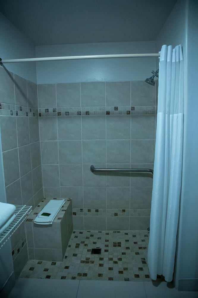 Standard Room, 1 King Bed, Non Smoking - Photo 12