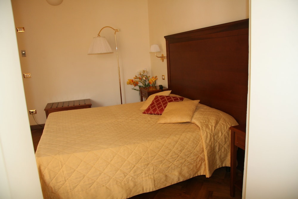 Standard Double or Twin Room - Photo 2
