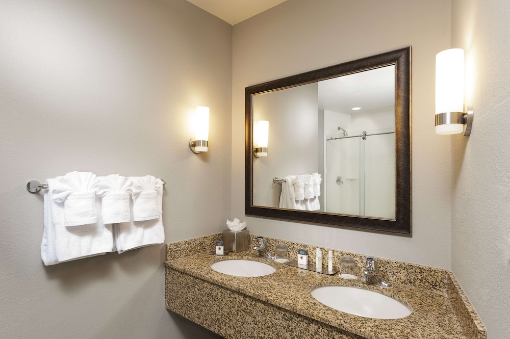 Executive Suite, 1 King Bed, Two Rooms - Photo 5
