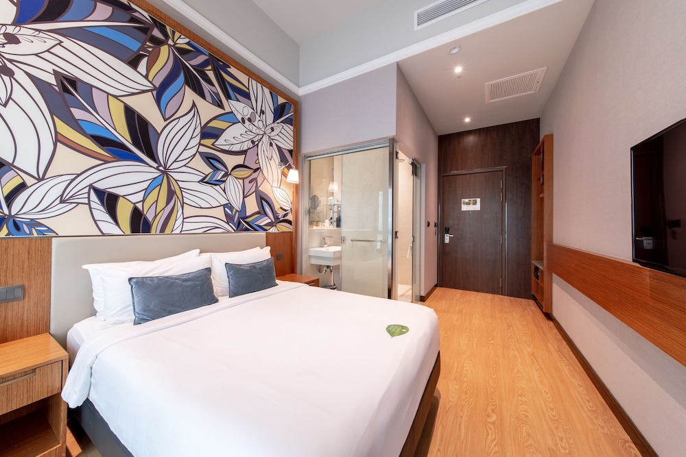 Deluxe Room, 1 Queen Bed photo 2