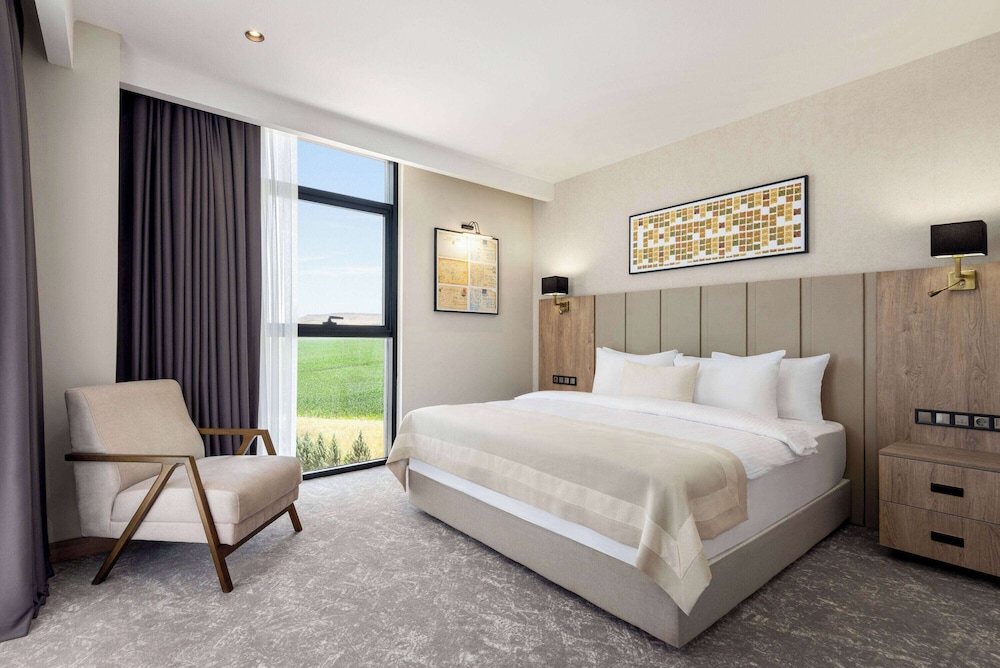 Suite, 1 King Bed, City View, Corner (Balcony) - Photo 1