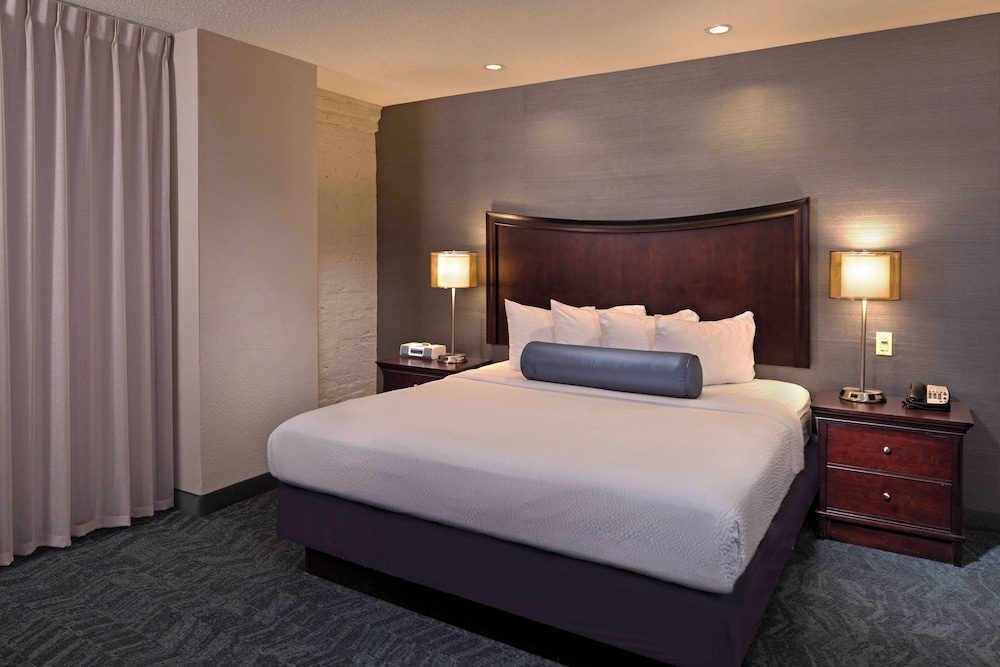 Suite, 1 Bedroom - Photo 2
