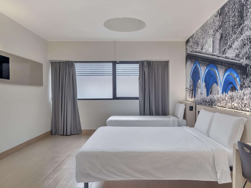 Double Room, Accessible, Non Smoking thumbnail 5