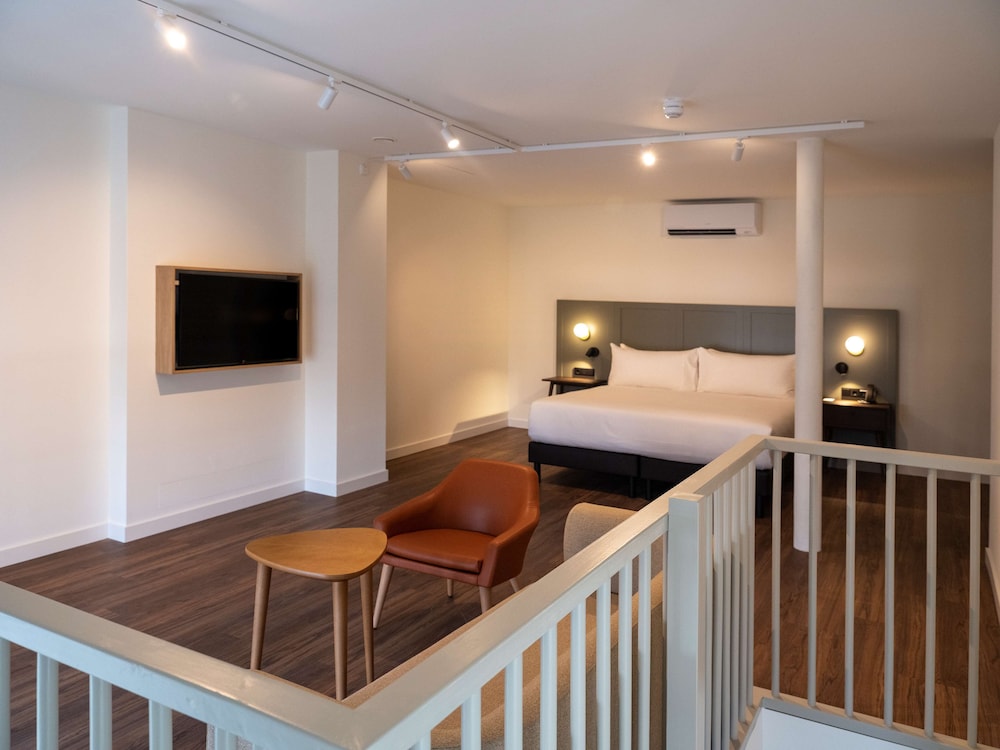 Suite, 1 King Bed photo 3