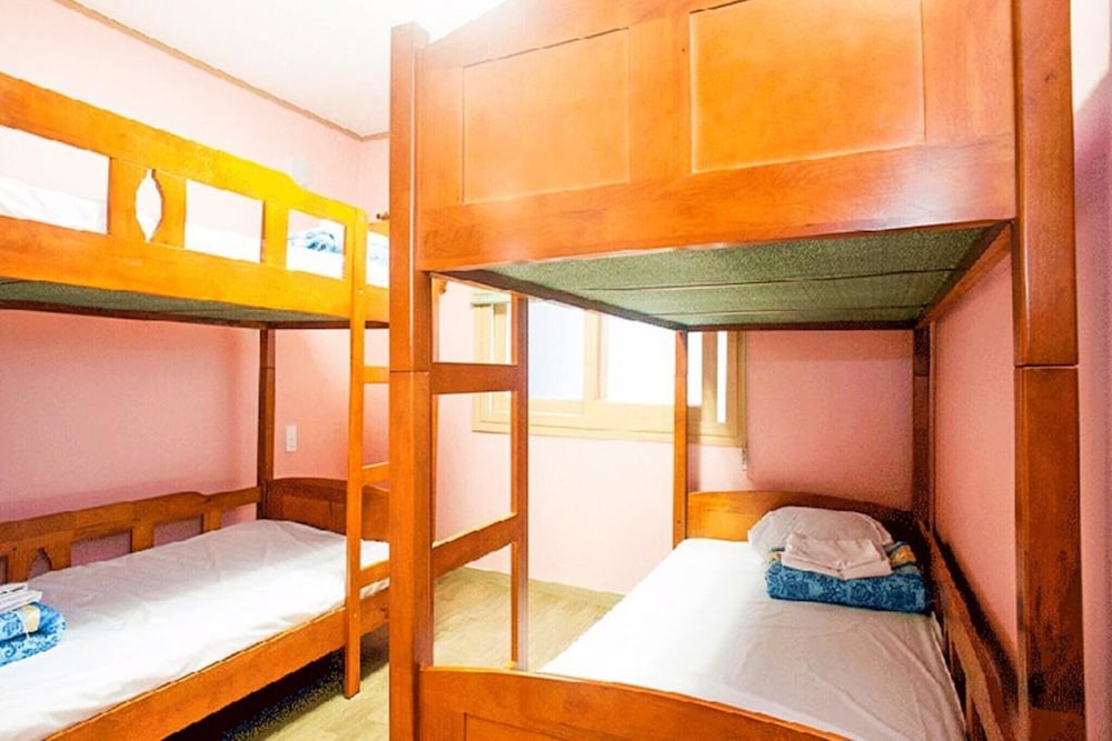 Room (4 Female Dormitory (Last check-in : 2)