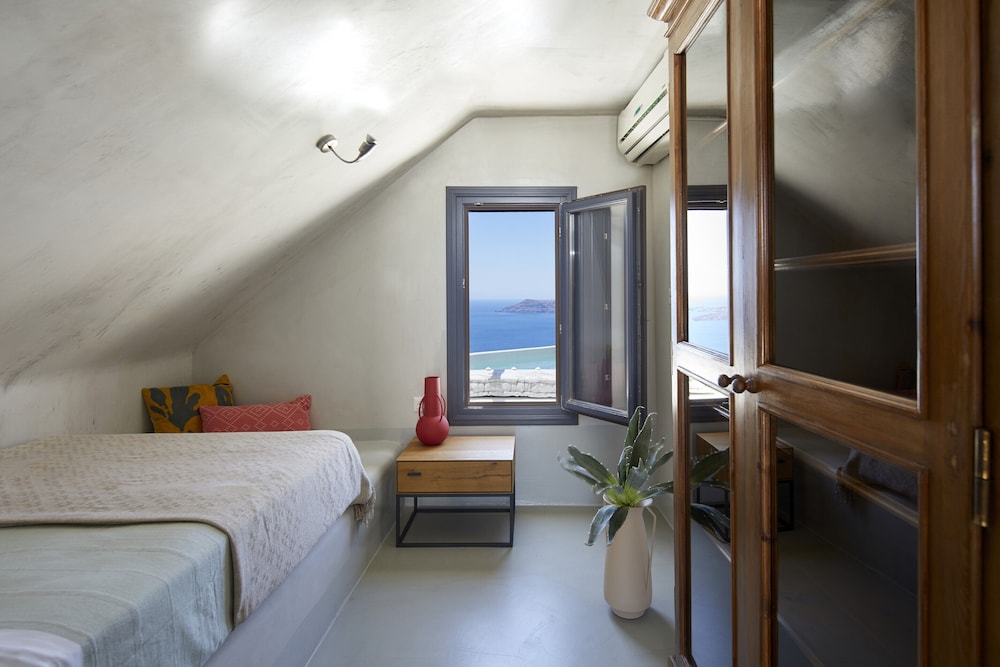 Grand Honeymoon villa with hot tub and caldera view - Photo 3