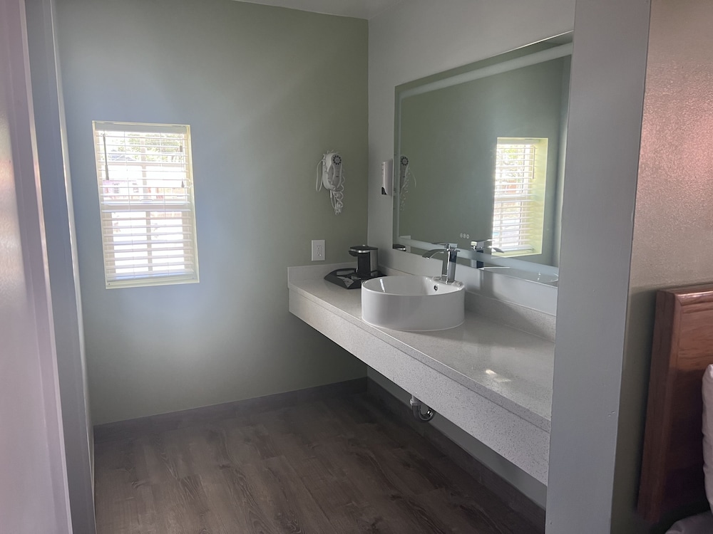 Deluxe Room, 1 King Bed, Kitchen photo 2