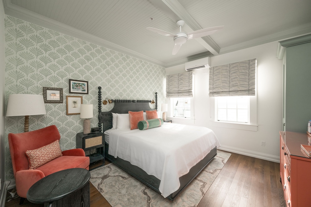 Newly Renovated - Duval Gardens One King photo 2
