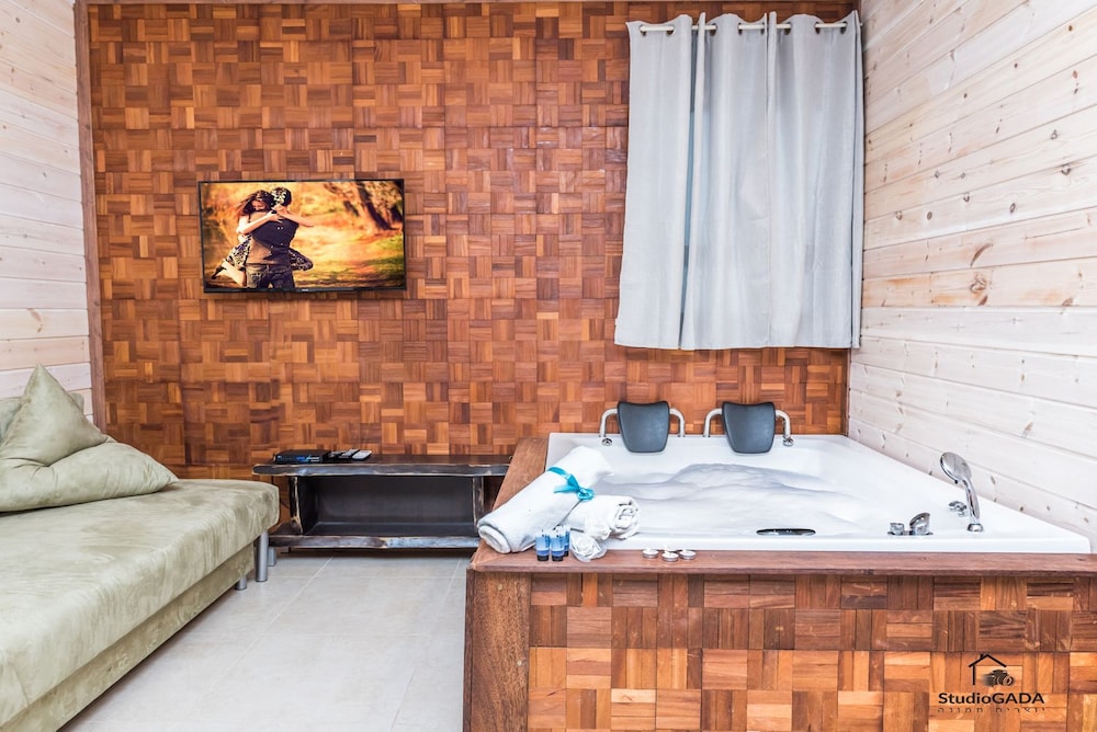 Family Suite, 2 Bedrooms, Jetted Tub photo 3