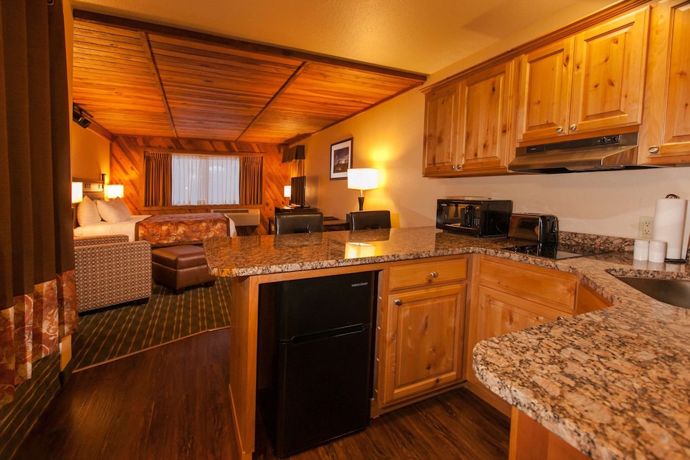 Suite, Multiple Beds, Kitchenette, Mountain View (Kitchenette) - Photo 2