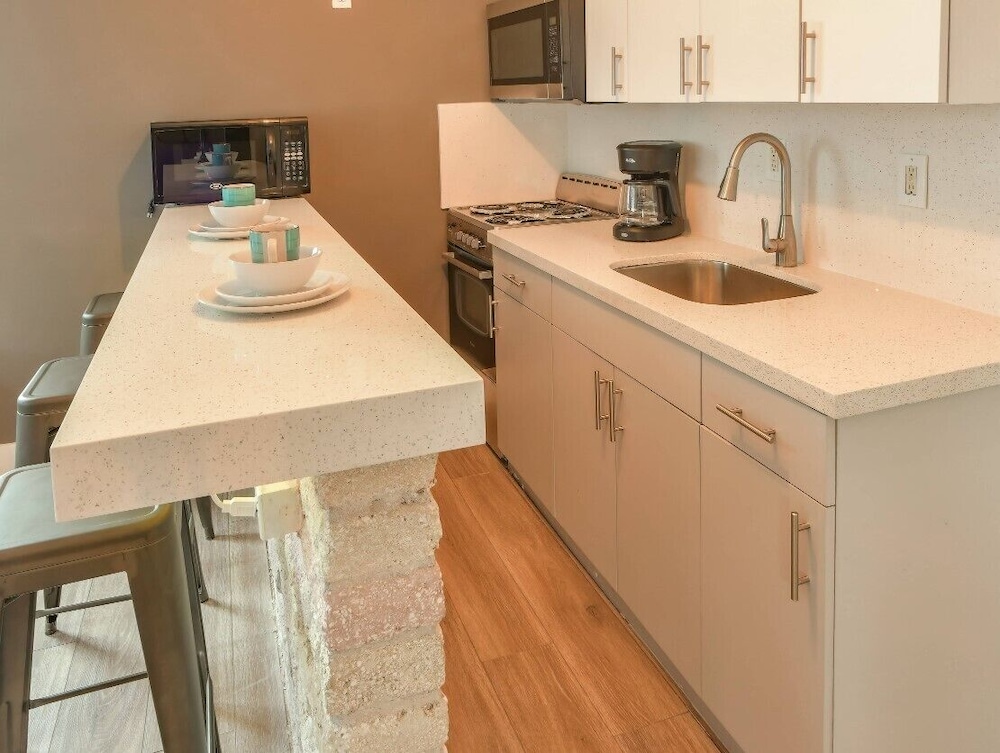 One Bedroom - Comfy Urban Style One Queen Bed & Full Kitchen photo 2