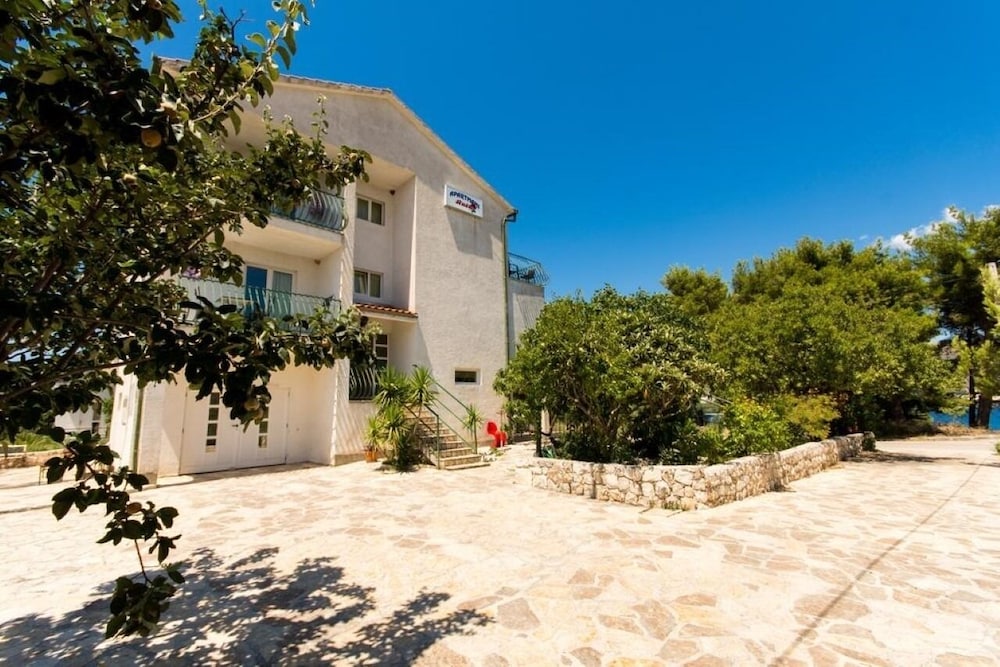Apartment (Sandra - quiet & close to the beach -) photo 2