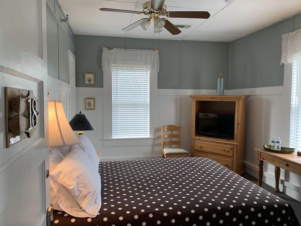 Classic Double Room, 1 Queen Bed, Mountain View