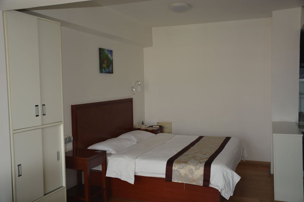 Deluxe Room, 1 King Bed photo 3