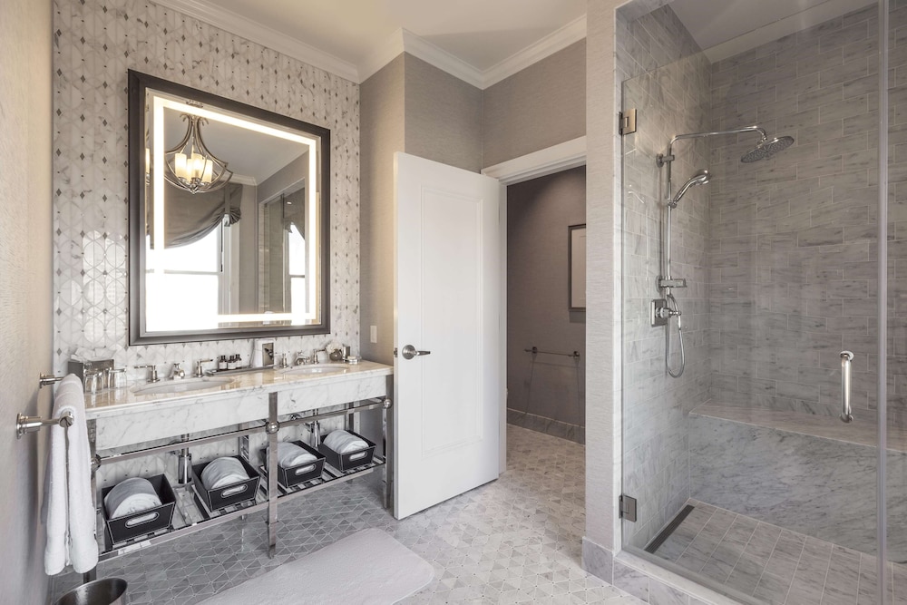 Napoleon Suite, 2 Bedrooms, City View thumbnail 6