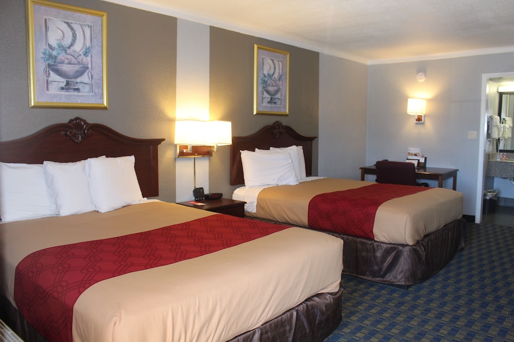 Standard Room, 2 Queen Beds, Non Smoking - Photo 8