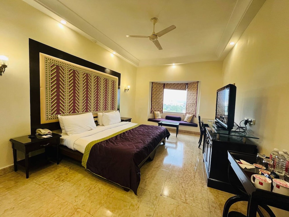 Room, 1 King Bed, Valley View - Photo 3