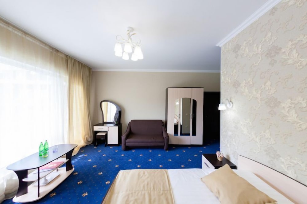 Standard Apartment, 1 King Bed With Sofa Bed, Pool View photo 1
