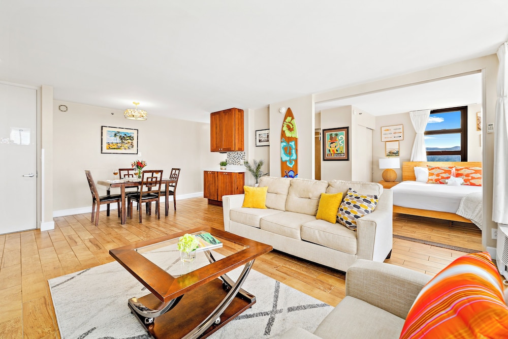 Premium Remodeled Condo with Ocean View and Parking: Premium Suite, 1 King Bed with Sofa bed, Balcony, Ocean View (0026) photo