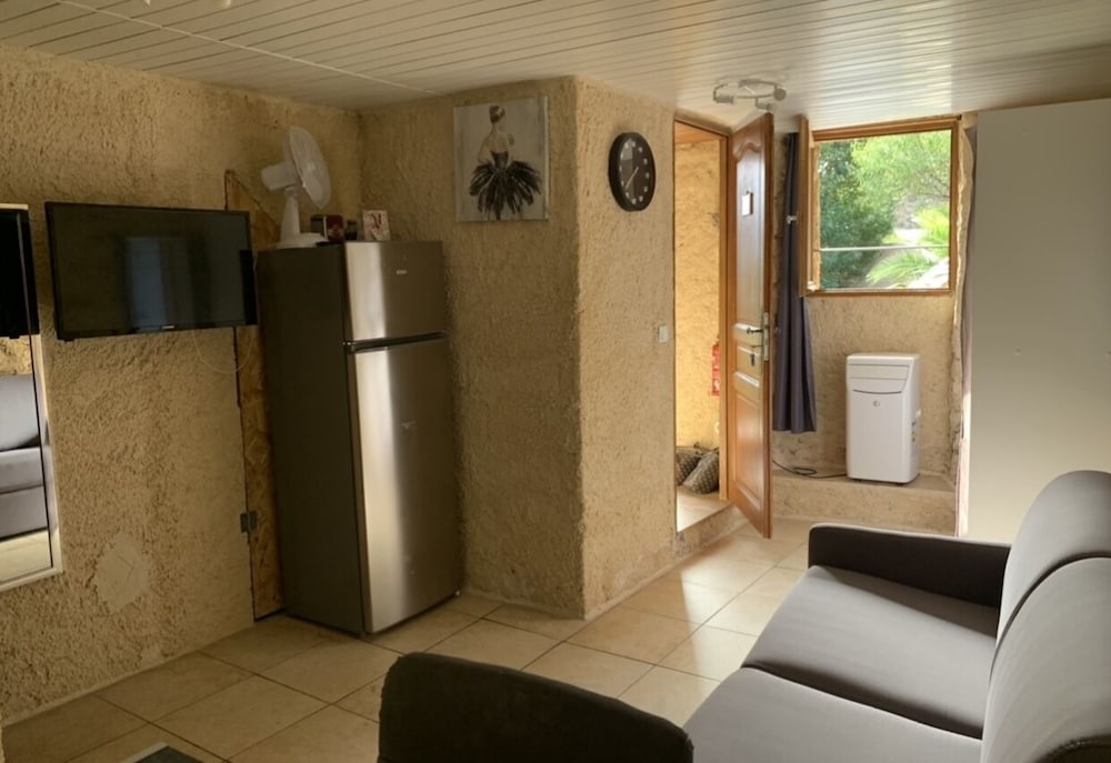 Classic Studio Suite, Kitchenette, Hill View