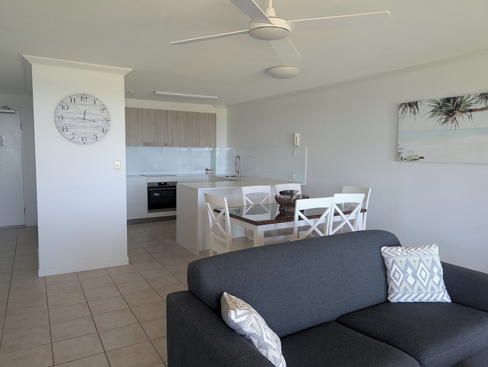 Deluxe Apartment, 2 Bedrooms, Non Smoking, Kitchen (Absolute Beachfront 7N) photo 2