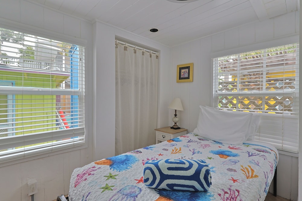 5310 Avenida Navarra, Siesta Key, FL W/jacuzzi