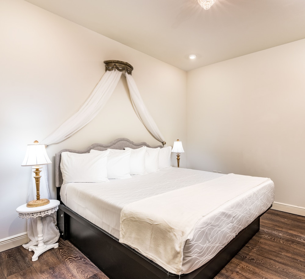 Luxury Condo 401