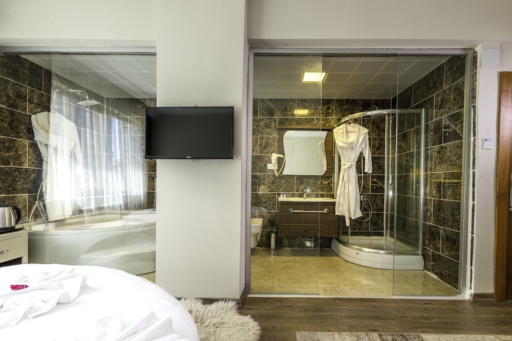 Honeymoon Suite photo 2